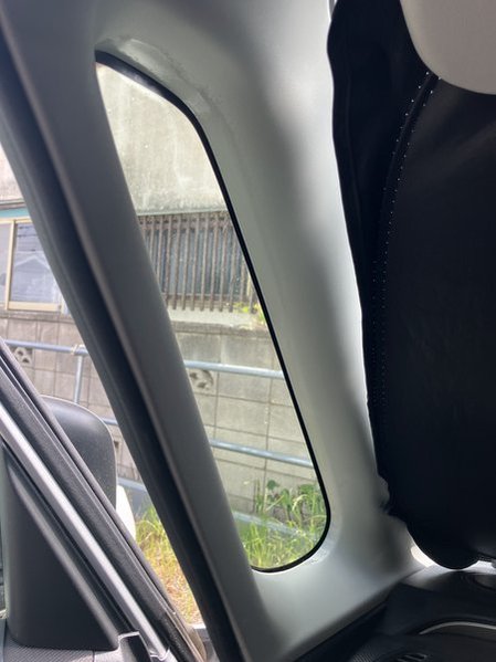 施工前のフロントクォーターガラス