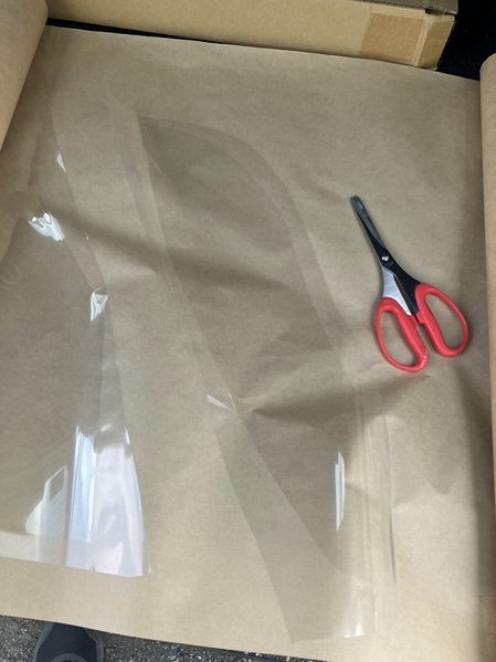 フィルムをハサミで切り分ける作業