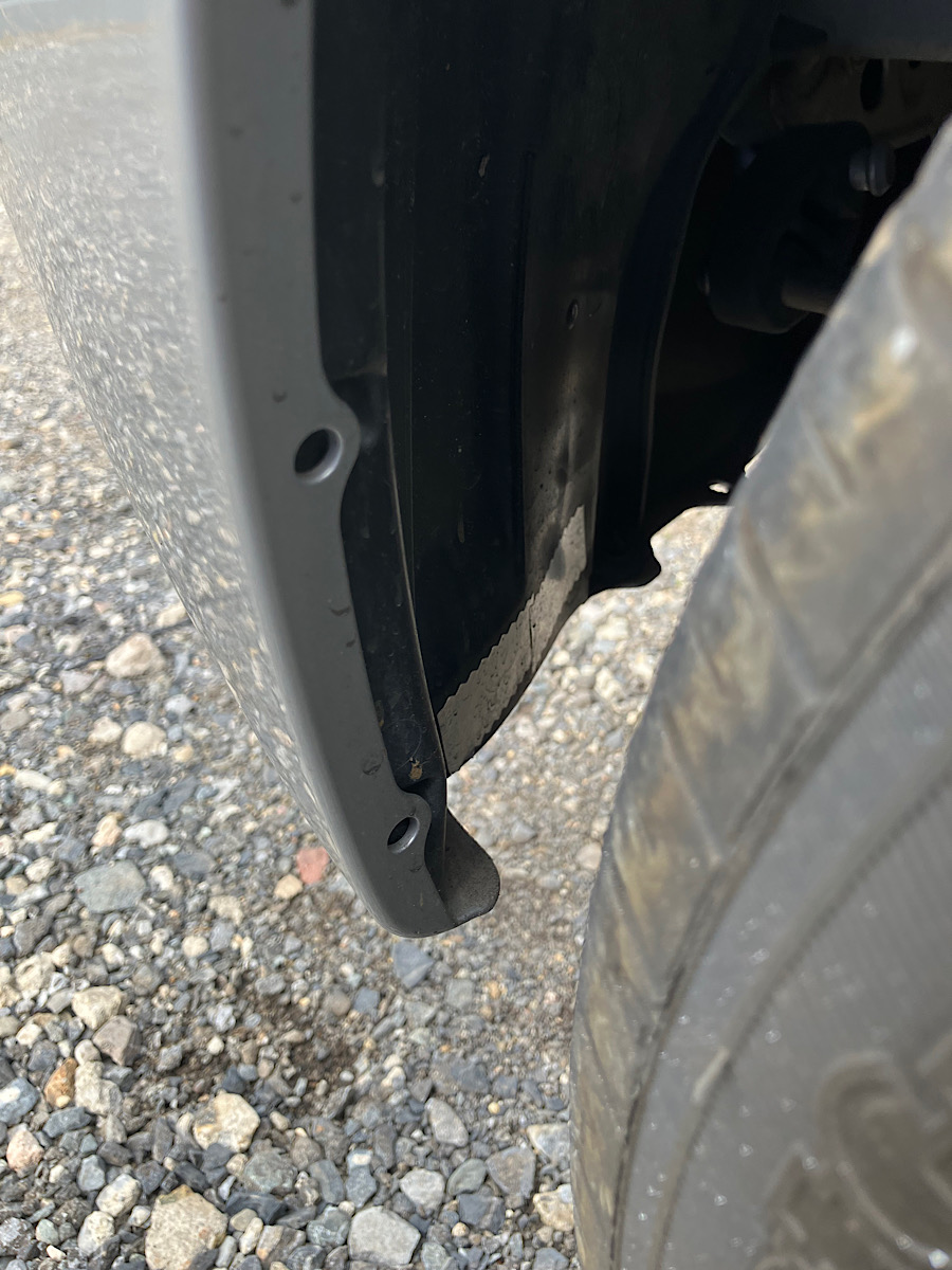 リアタイヤハウス内のアルミテープ施工例